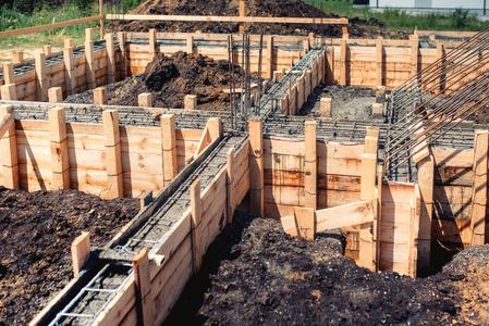 从地基到坚实 房屋建筑工程中的地基与水泥浇注艺术